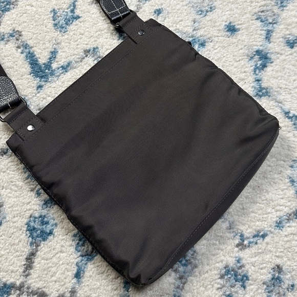 Roots Crossbody Messenger Bag - Pebbled Leather - As New Condition - Picture 4 of 8